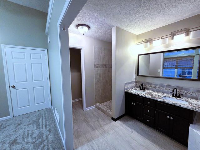 4000 SW Chatham Drive, Lee's Summit, MO 64082