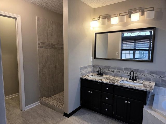 4000 SW Chatham Drive, Lee's Summit, MO 64082