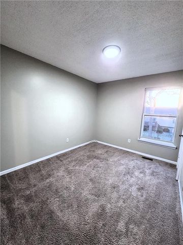 4000 SW Chatham Drive, Lee's Summit, MO 64082