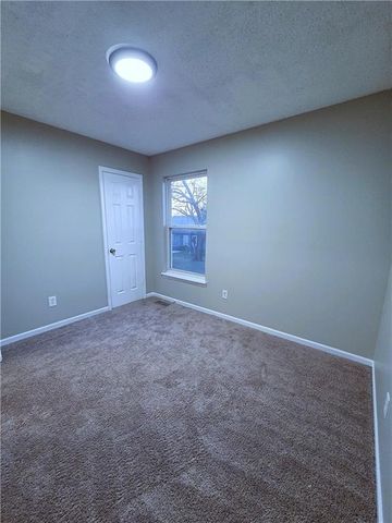 4000 SW Chatham Drive, Lee's Summit, MO 64082