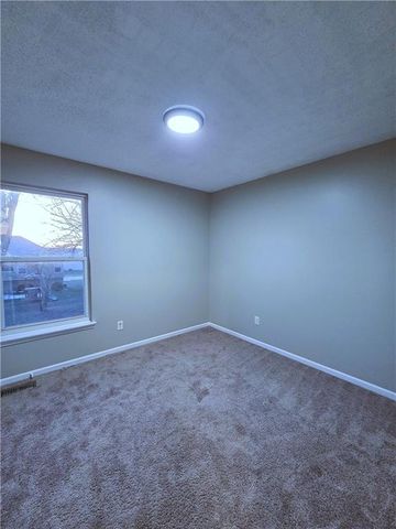 4000 SW Chatham Drive, Lee's Summit, MO 64082