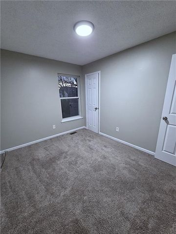 4000 SW Chatham Drive, Lee's Summit, MO 64082