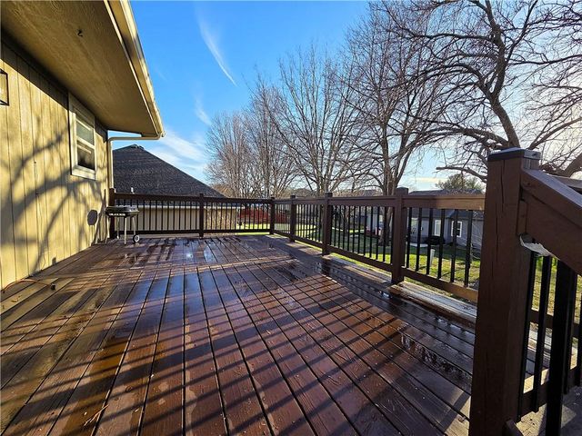 4000 SW Chatham Drive, Lee's Summit, MO 64082