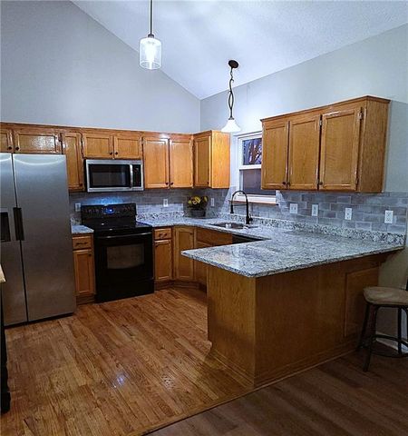 4000 SW Chatham Drive, Lee's Summit, MO 64082