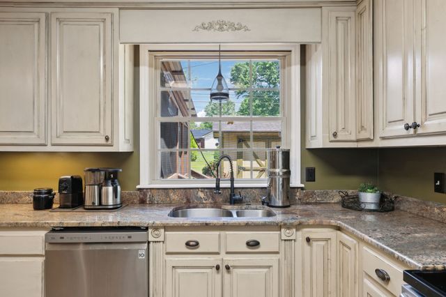 206 Evergreen Dr, Columbia, TN 38401