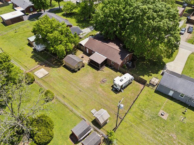 206 Evergreen Dr, Columbia, TN 38401