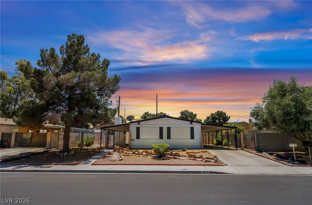 5235 Sir James Way, Las Vegas, NV 89110
