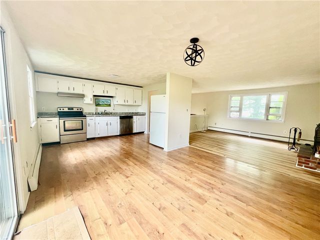 1069 Green End Avenue, Middletown, RI 02842