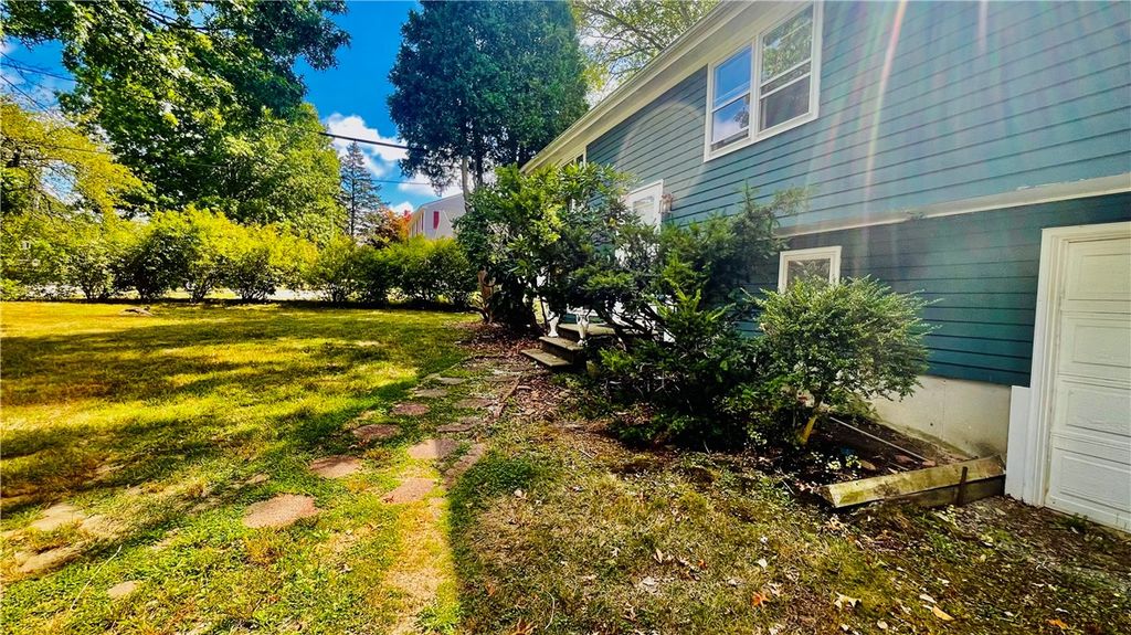 1069 Green End Avenue, Middletown, RI 02842