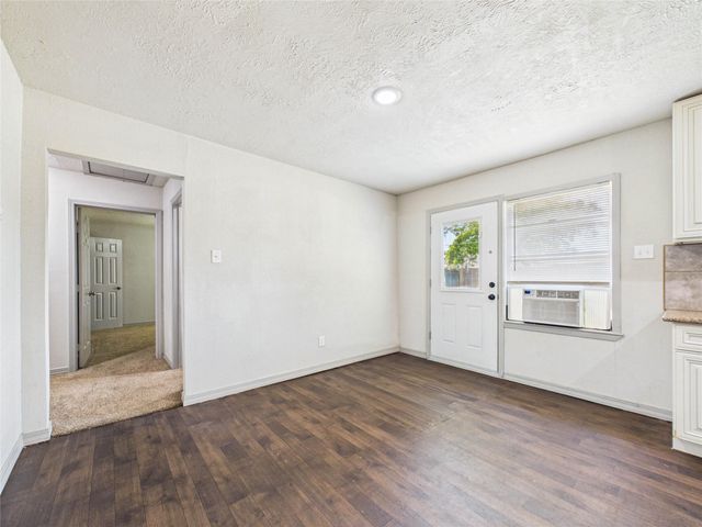 302 Sycamore Drive, Hitchcock, TX 77563