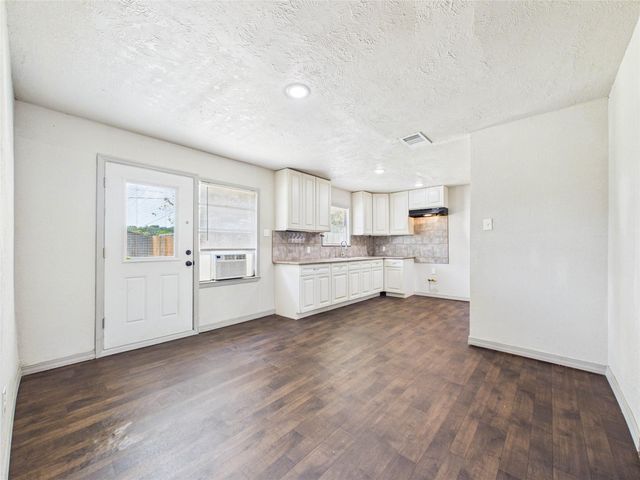 302 Sycamore Drive, Hitchcock, TX 77563