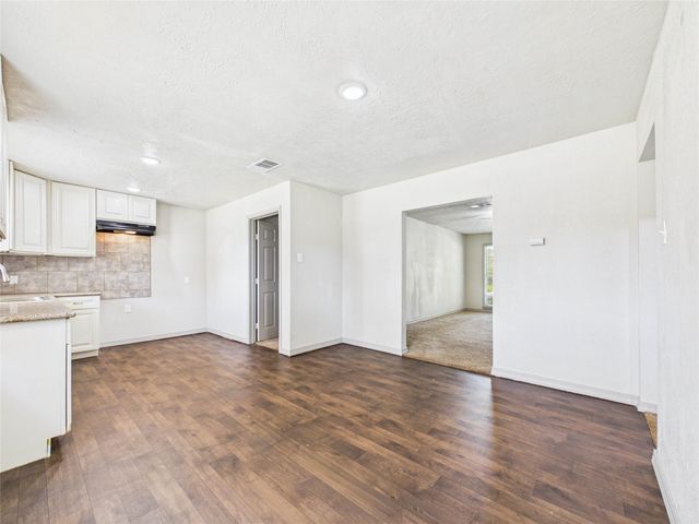 302 Sycamore Drive, Hitchcock, TX 77563