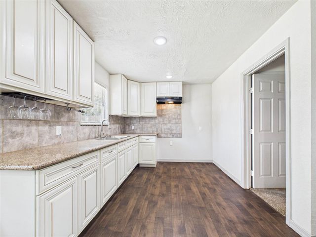 302 Sycamore Drive, Hitchcock, TX 77563