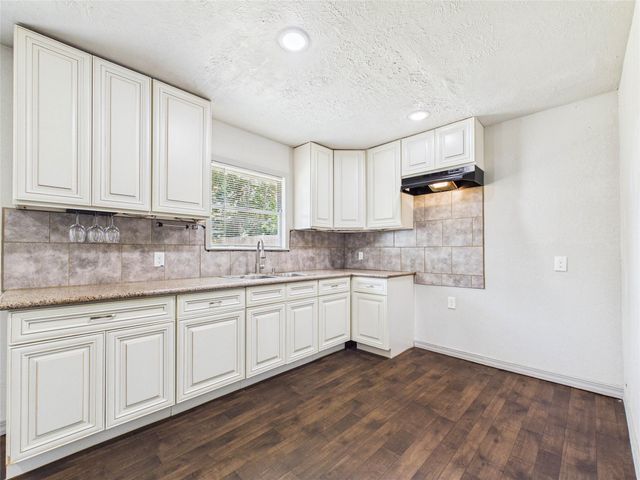 302 Sycamore Drive, Hitchcock, TX 77563