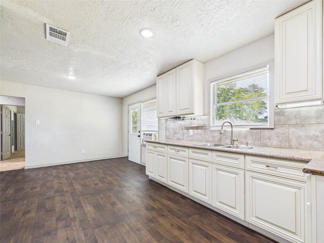 302 Sycamore Drive, Hitchcock, TX 77563