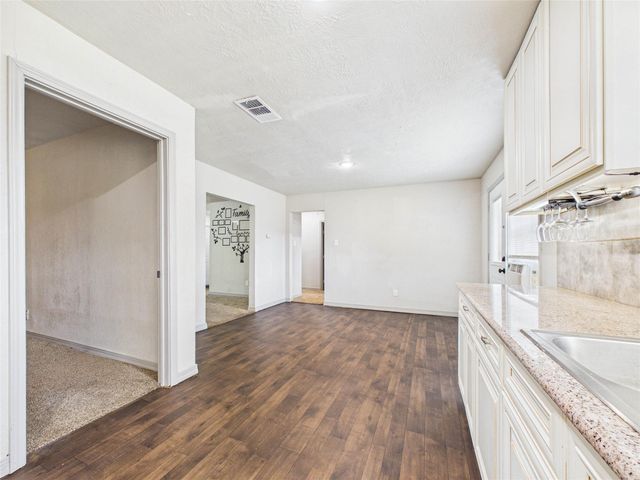 302 Sycamore Drive, Hitchcock, TX 77563