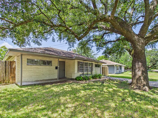 302 Sycamore Drive, Hitchcock, TX 77563