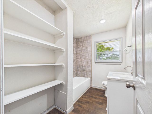302 Sycamore Drive, Hitchcock, TX 77563