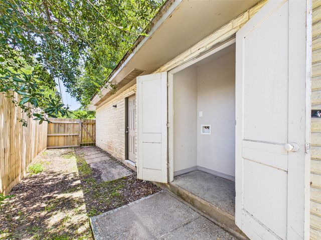 302 Sycamore Drive, Hitchcock, TX 77563