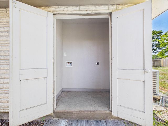 302 Sycamore Drive, Hitchcock, TX 77563