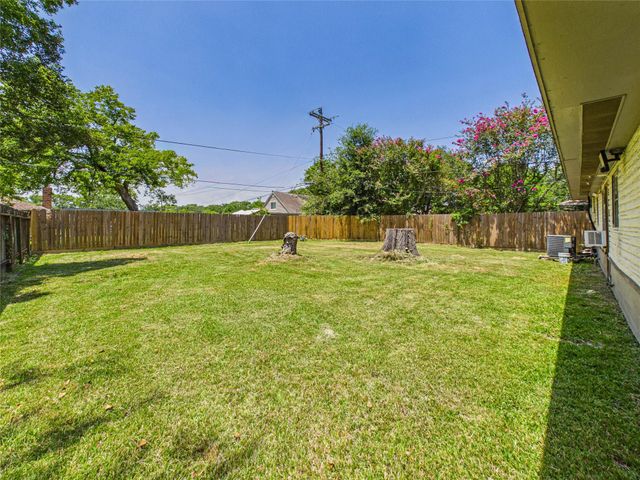 302 Sycamore Drive, Hitchcock, TX 77563