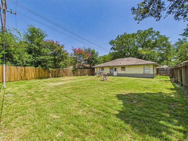 302 Sycamore Drive, Hitchcock, TX 77563