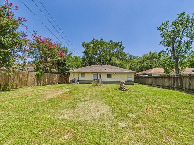 302 Sycamore Drive, Hitchcock, TX 77563
