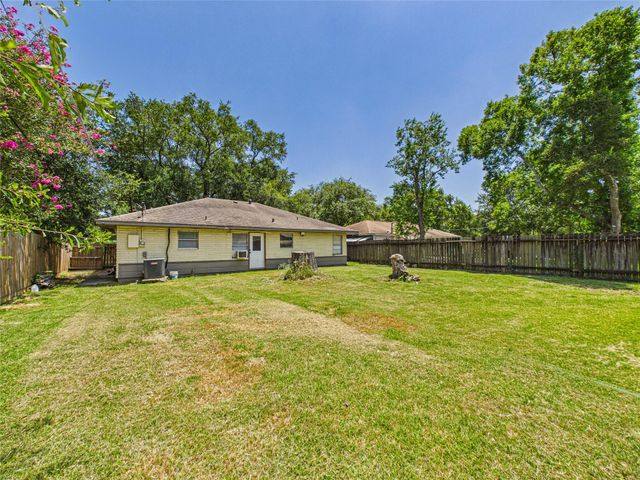 302 Sycamore Drive, Hitchcock, TX 77563
