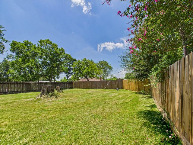 302 Sycamore Drive, Hitchcock, TX 77563