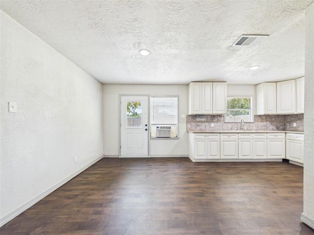 302 Sycamore Drive, Hitchcock, TX 77563