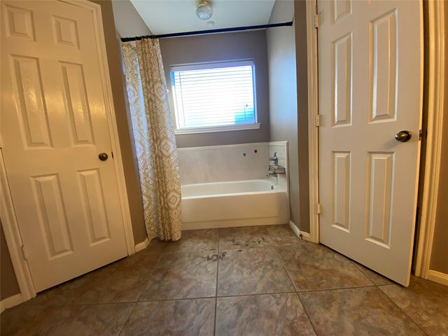 1221 Shadowlake Drive, Sealy, TX 77474