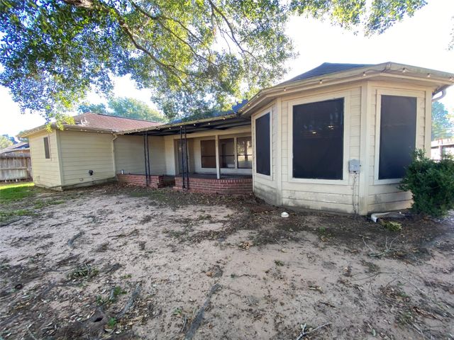 1221 Shadowlake Drive, Sealy, TX 77474