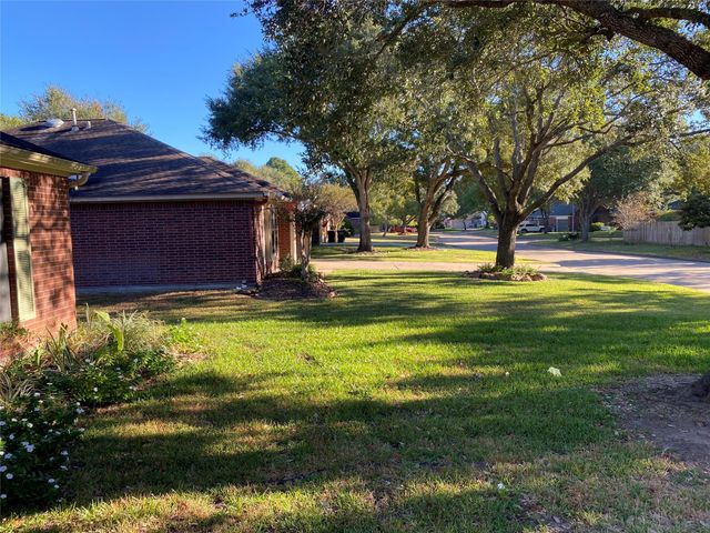 1221 Shadowlake Drive, Sealy, TX 77474