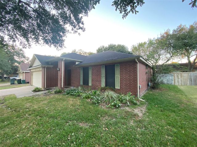 1221 Shadowlake Drive, Sealy, TX 77474