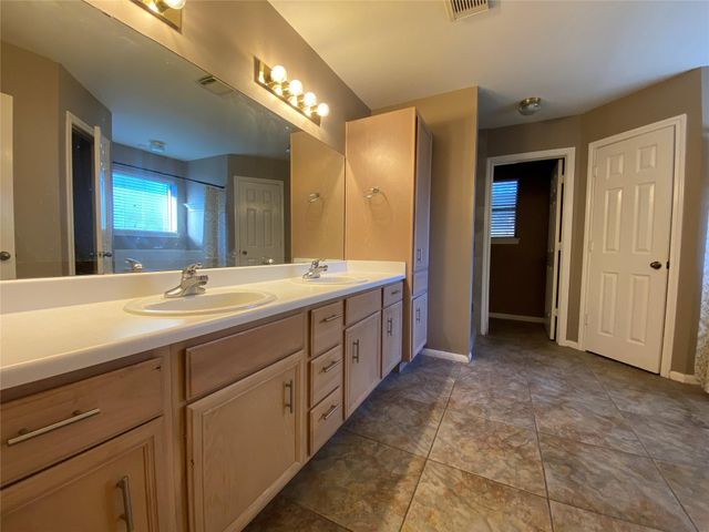 1221 Shadowlake Drive, Sealy, TX 77474