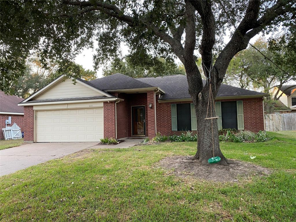 1221 Shadowlake Drive, Sealy, TX 77474