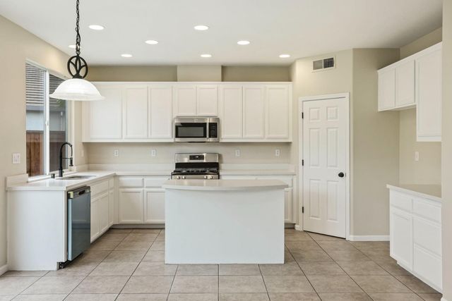 2039 Peregrine St, Manteca, CA 95337