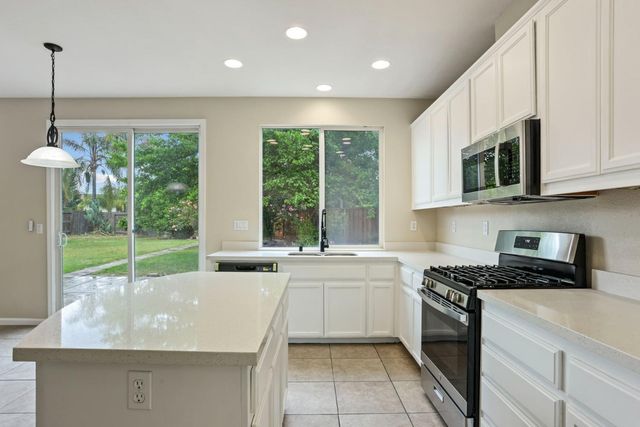 2039 Peregrine St, Manteca, CA 95337