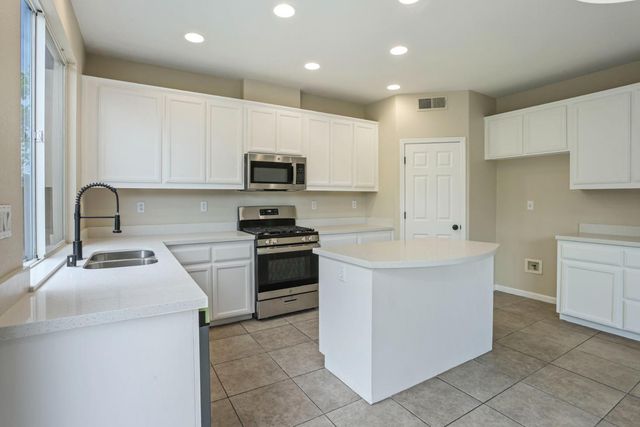 2039 Peregrine St, Manteca, CA 95337