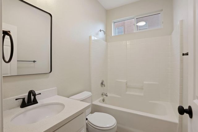 2039 Peregrine St, Manteca, CA 95337