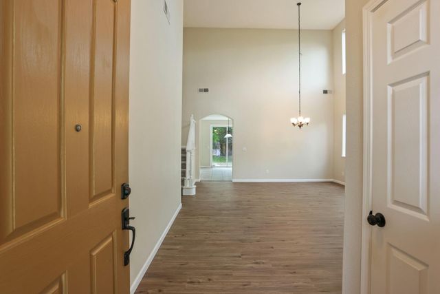 2039 Peregrine St, Manteca, CA 95337