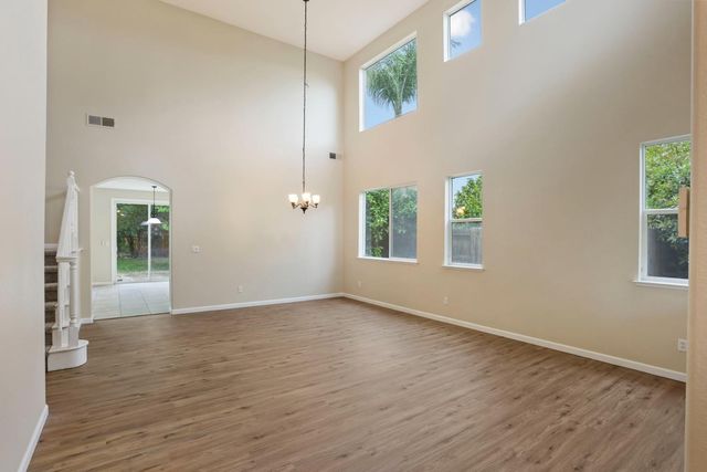 2039 Peregrine St, Manteca, CA 95337