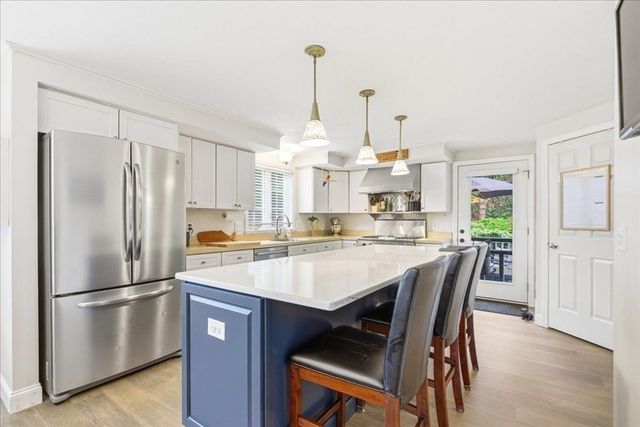 25 Nor'east Ln, Plymouth, MA 02360