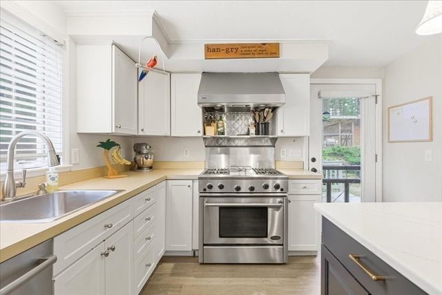 25 Nor'east Ln, Plymouth, MA 02360