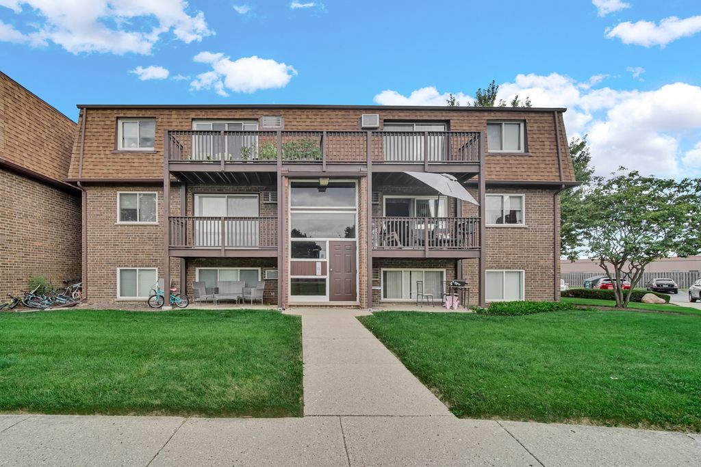 104 boardwalk Street 2E, Elk Grove Village, IL 60007