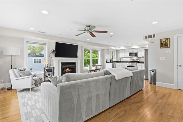 829 Lagrange St 3, Boston, MA 02132