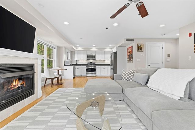 829 Lagrange St 3, Boston, MA 02132