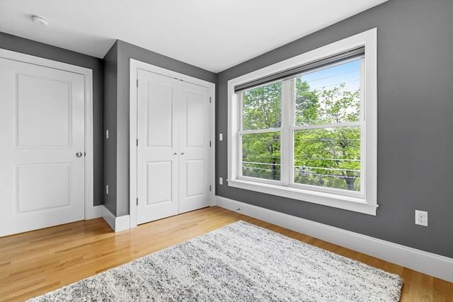 829 Lagrange St 3, Boston, MA 02132