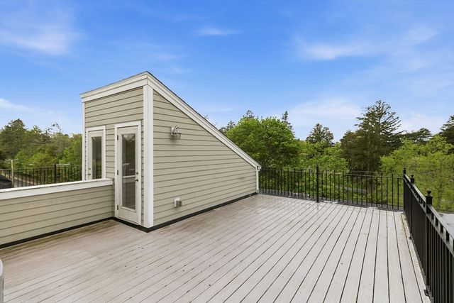 829 Lagrange St 3, Boston, MA 02132
