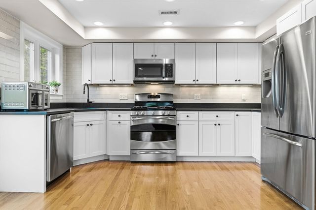 829 Lagrange St 3, Boston, MA 02132